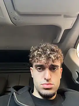 Snapshot of rich_papi chatting on 12/17/25, 10:10 rich papi online show from 12/17/25, 10:10