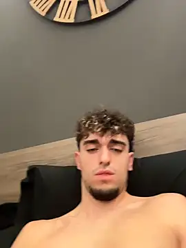 Snapshot of rich_papi chatting on 12/18/25, 02:39 rich papi online show from 12/18/25, 02:39