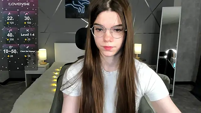 Snapshot of miss__evelyne chatting on 12/18/25, 01:33 miss evelyne online show from 12/18/25, 01:33