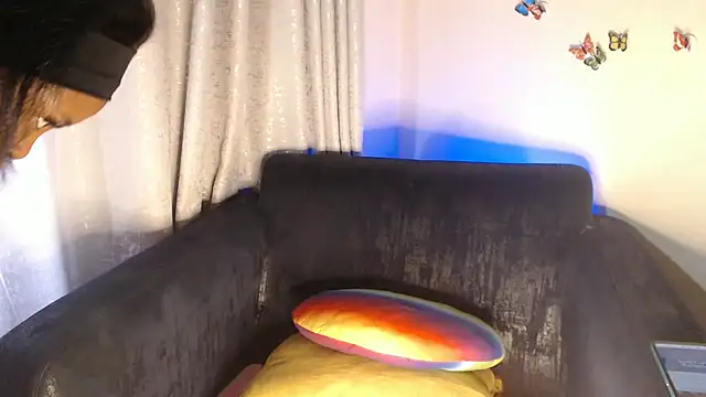 Snapshot of UzuriZahra01 chatting on 02/25/26, 02:16 UzuriZahra01 online show from 02/25/26, 02:16