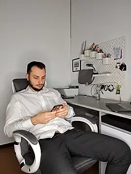 Snapshot of Lovebackground chatting on 12/04/24, 11:30 Lovebackground online show from 12/04/24, 11:30