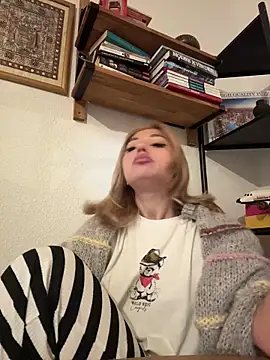 Snapshot of SilkyMira chatting on 12/20/25, 06:26 SilkyMira online show from 12/20/25, 06:26