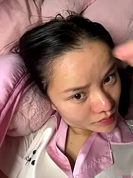 Snapshot of leo-kitty chatting on 12/17/25, 05:02 leo-kitty online show from 12/17/25, 05:02