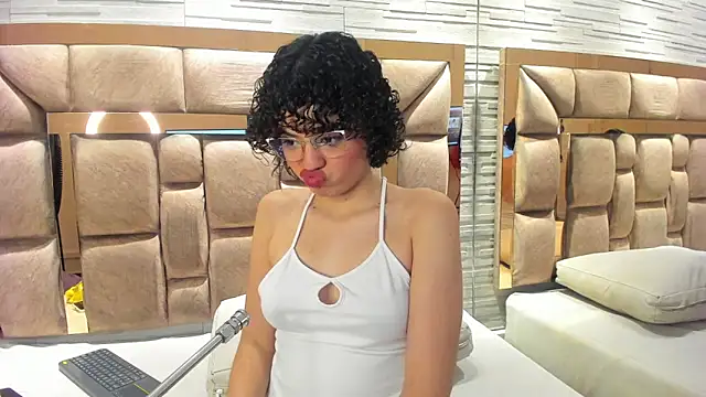 Snapshot of chloe_cortez chatting on 12/18/25, 12:49 chloe cortez online show from 12/18/25, 12:49