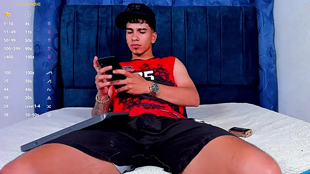 Snapshot of luca4daddy chatting on 12/16/25, 03:33 luca4daddy online show from 12/16/25, 03:33