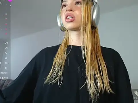 Snapshot of alina_lee chatting on 12/14/25, 08:57 alina lee online show from 12/14/25, 08:57