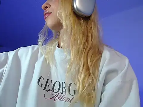 Snapshot of alina_lee chatting on 12/19/25, 03:13 alina lee online show from 12/19/25, 03:13