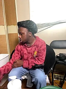 YourLittleBoyfriend online show from 12/17/25, 03:40