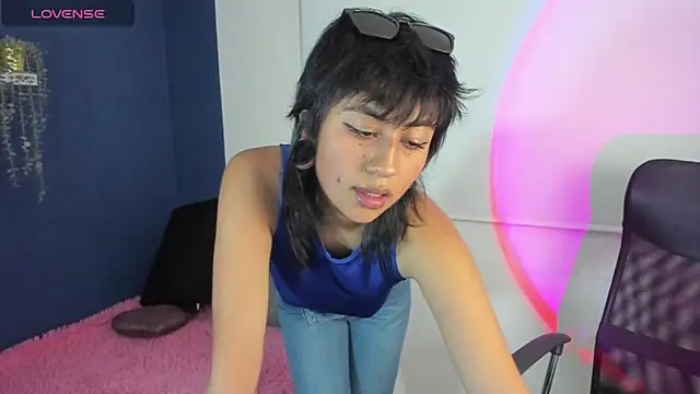 Snapshot of viperlix chatting on 12/17/25, 12:05 viperlix online show from 12/17/25, 12:05