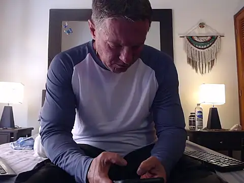 Snapshot of TommyLopez chatting on 12/17/25, 04:13 TommyLopez online show from 12/17/25, 04:13