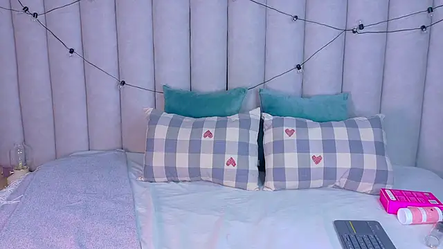 Snapshot of Miia_Anderson chatting on 12/16/25, 07:41 Miia Anderson online show from 12/16/25, 07:41