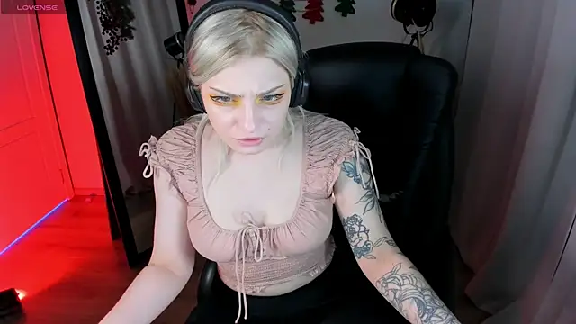 Snapshot of Aska_Asami chatting on 12/19/25, 10:17 Aska Asami online show from 12/19/25, 10:17