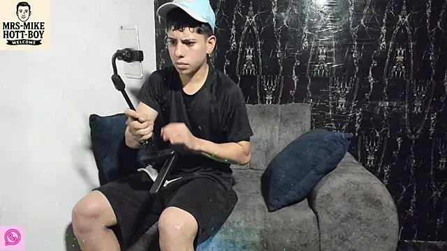 Snapshot of Mrs-mike-hott-boy chatting on 12/16/25, 03:44 Mrs-mike-hott-boy online show from 12/16/25, 03:44