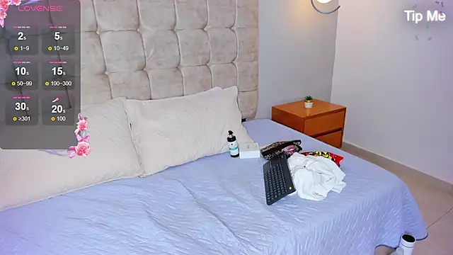 Lilie petite online show from 12/18/25, 11:22