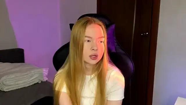 Snapshot of LumiSun chatting on 12/19/25, 04:47 LumiSun online show from 12/19/25, 04:47