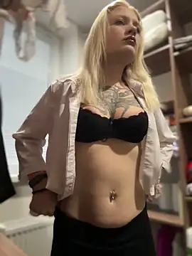 Snapshot of TeaseKitten- chatting on 12/18/25, 05:24 TeaseKitten- online show from 12/18/25, 05:24