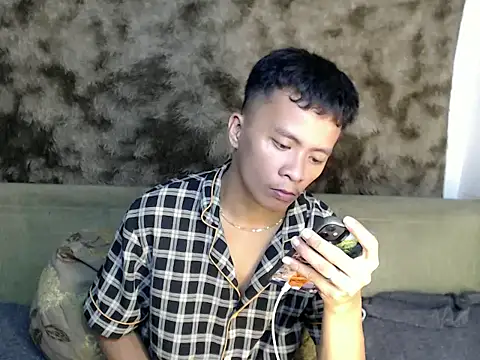 Snapshot of ur_twinkKirk6969 chatting on 06/23/26, 02:15 ur twinkKirk6969 online show from 06/23/26, 02:15
