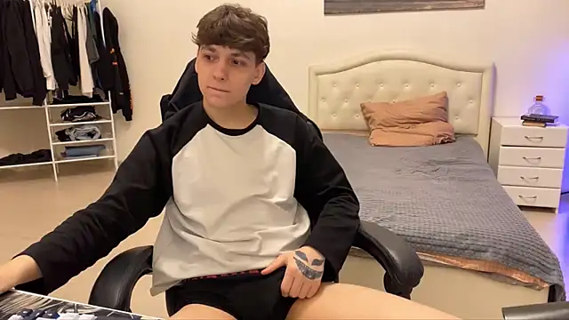 Snapshot of Matthew__Cooper chatting on 12/18/25, 08:15 Matthew Cooper online show from 12/18/25, 08:15