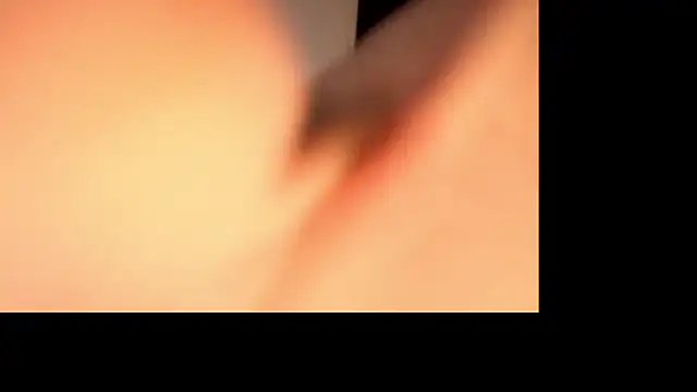 Snapshot of bluntbeautyxo chatting on 12/16/25, 02:22 bluntbeautyxo online show from 12/16/25, 02:22