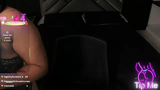 Snapshot of Almaablack chatting on 12/15/25, 08:24 Almaablack online show from 12/15/25, 08:24