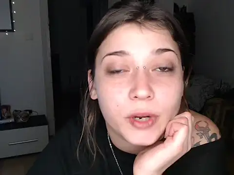 Snapshot of AlienforTwenty chatting on 12/19/25, 12:06 AlienforTwenty online show from 12/19/25, 12:06