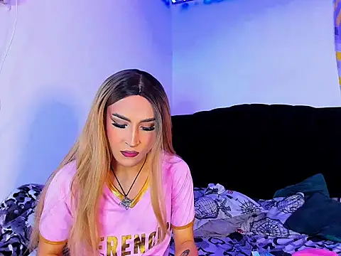 Snapshot of georgiina_giio chatting on 12/17/25, 01:28 georgiina giio online show from 12/17/25, 01:28