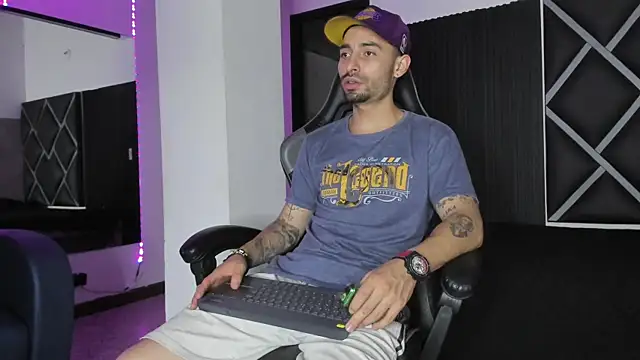 Snapshot of poul_99 chatting on 12/21/25, 03:35 poul 99 online show from 12/21/25, 03:35