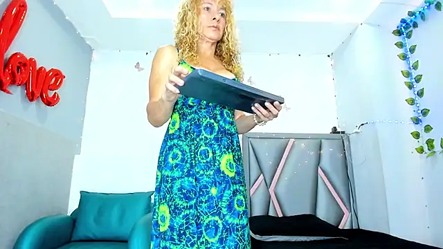 Esterlindez online show from 07/30/26, 08:08