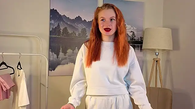 LouiseLuk online show from 12/15/25, 10:52