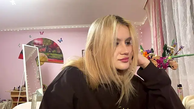 Snapshot of MelisaBloomy chatting on 12/14/25, 02:11 MelisaBloomy online show from 12/14/25, 02:11