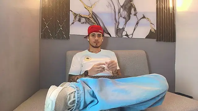 Snapshot of DAVIN_01 chatting on 12/17/25, 12:11 DAVIN 01 online show from 12/17/25, 12:11