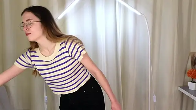 Snapshot of HalleyKeer chatting on 12/20/25, 04:14 HalleyKeer online show from 12/20/25, 04:14