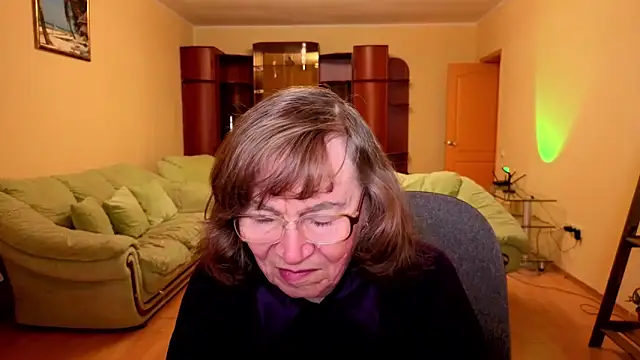 Snapshot of Betty_Bricks chatting on 12/16/25, 01:38 Betty Bricks online show from 12/16/25, 01:38