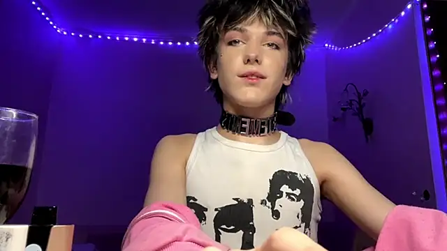 Snapshot of MilesGrays chatting on 12/20/25, 01:34 MilesGrays online show from 12/20/25, 01:34