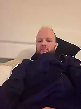 Snapshot of SoftishInflow chatting on 12/14/25, 01:22 SoftishInflow online show from 12/14/25, 01:22