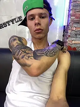 Snapshot of Danseuz chatting on 12/16/25, 06:46 Danseuz online show from 12/16/25, 06:46