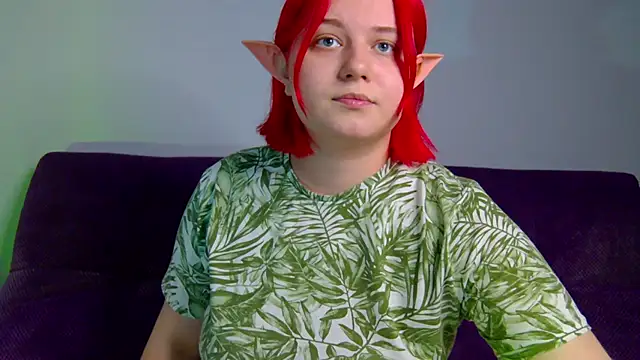 Snapshot of Stella_Swann chatting on 12/18/25, 12:44 Stella Swann online show from 12/18/25, 12:44