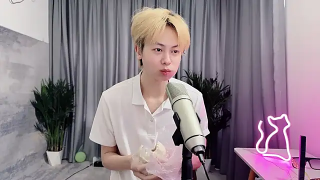 Snapshot of hafabva chatting on 04/12/26, 01:43 hafabva online show from 04/12/26, 01:43