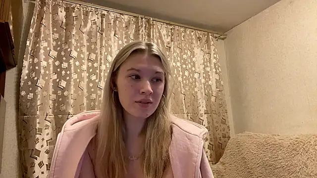 Snapshot of SkyeDavis chatting on 12/15/25, 08:13 SkyeDavis online show from 12/15/25, 08:13