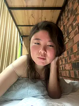 Snapshot of Sarah2127 chatting on 12/16/25, 10:37 Sarah2127 online show from 12/16/25, 10:37