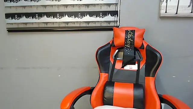 Snapshot of JANIELEE8x chatting on 12/18/25, 04:35 JANIELEE8x online show from 12/18/25, 04:35