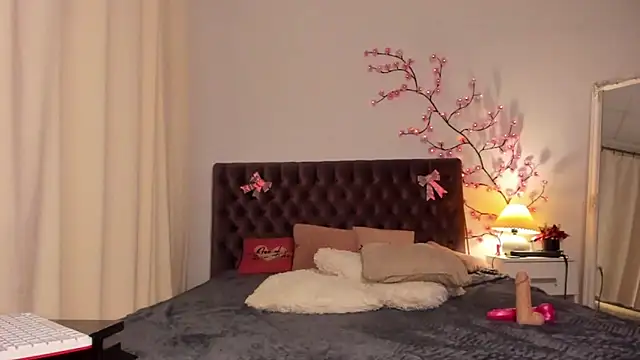 MilanaHotts online show from 03/12/26, 06:08