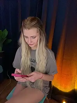 Snapshot of WetHotMilfaa chatting on 12/20/25, 10:17 WetHotMilfaa online show from 12/20/25, 10:17