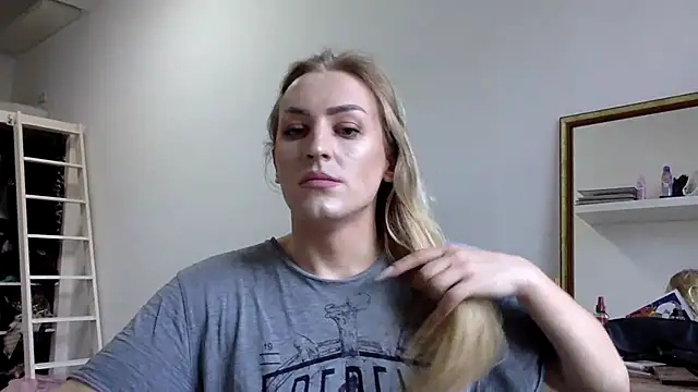 Snapshot of Mileriya chatting on 12/15/25, 01:15 Mileriya online show from 12/15/25, 01:15