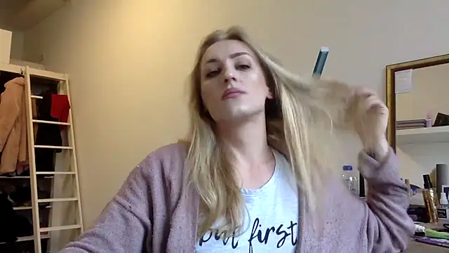 Snapshot of Mileriya chatting on 12/19/25, 10:44 Mileriya online show from 12/19/25, 10:44