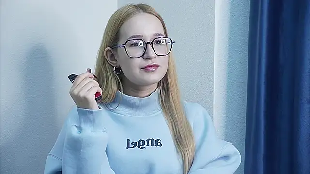 Snapshot of GwynKnispel chatting on 12/16/25, 04:17 GwynKnispel online show from 12/16/25, 04:17