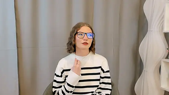 Snapshot of JeaneneWoltz chatting on 12/18/25, 09:04 JeaneneWoltz online show from 12/18/25, 09:04