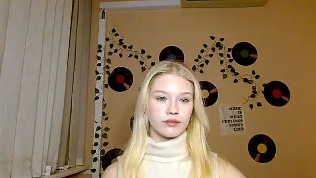 Aria  Moon online show from 12/17/25, 02:56