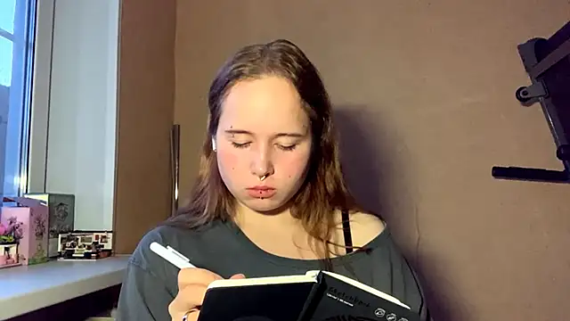 Snapshot of RollDols chatting on 12/17/25, 09:21 RollDols online show from 12/17/25, 09:21