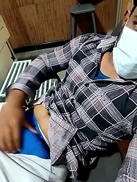 Snapshot of _alexzz1155_ chatting on 12/17/25, 04:29 alexzz1155 online show from 12/17/25, 04:29